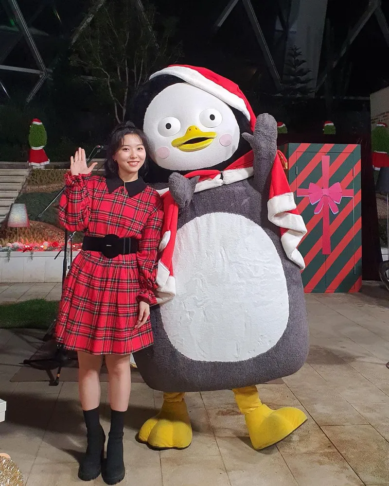 Stella Jang and Pengsoo waving at the camera